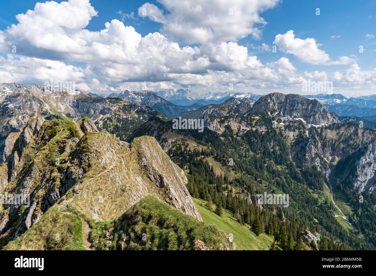 Escursioni e arrampicate sul Tegelberg attraverso la ferrata al Castello di Neuschwanstein nelle Alpi Ammergau vicino Schwangau Foto Stock