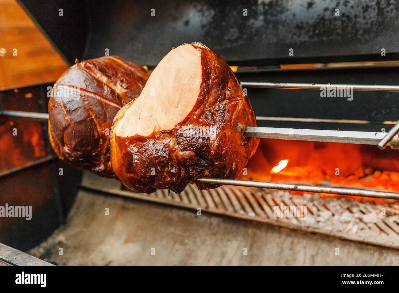 un ginocchio di maiale alla griglia su un fuoco Foto Stock