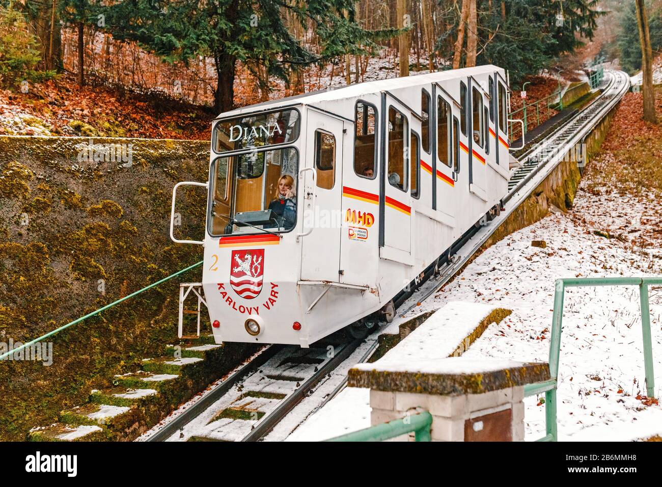 Dicembre 2017, KARLOVY VARY, REPUBBLICA CECA: - Diana funicolare in inverno tra la bella foresta selvaggia a Karlsbad Foto Stock
