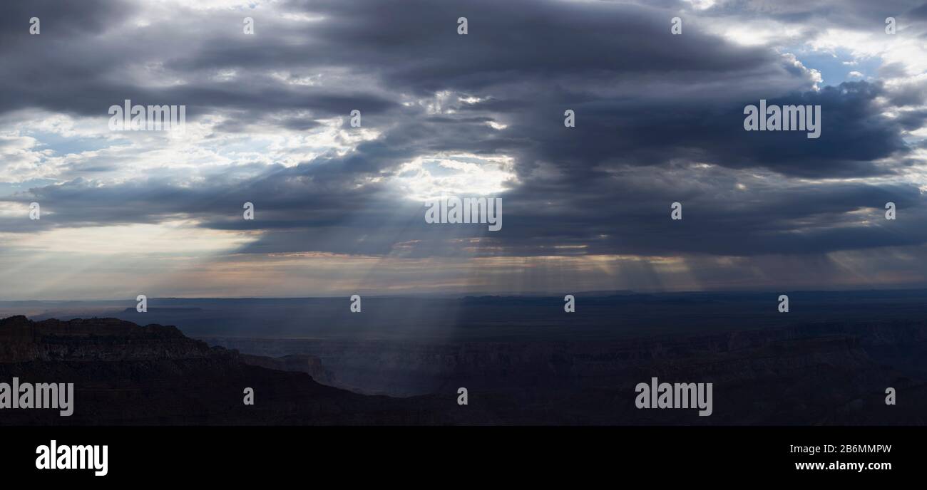 Vista della luce del sole attraverso le nuvole, Grand Canyon, Arizona, Stati Uniti Foto Stock