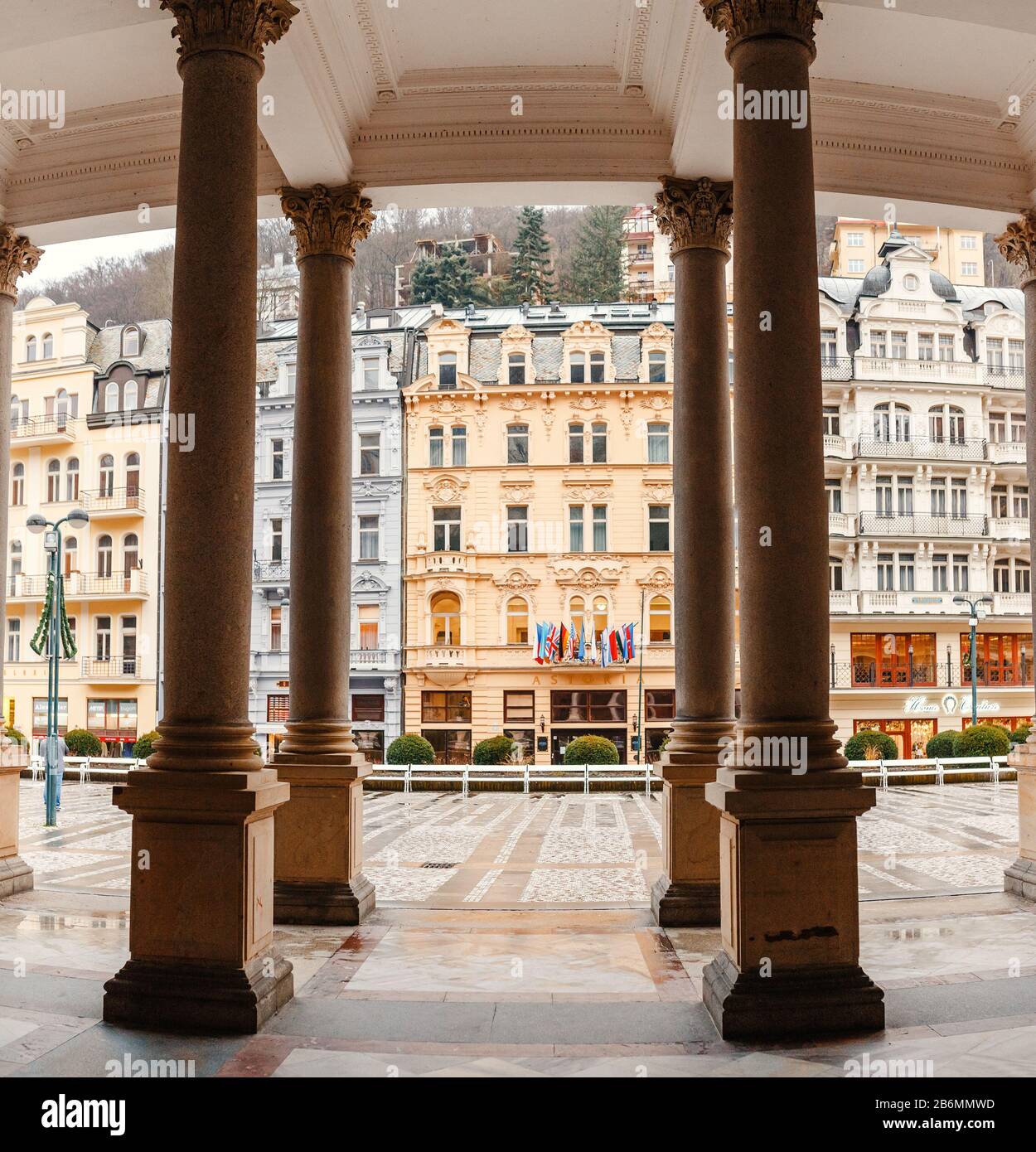 Dicembre 2017, KARLOVY VARY, REPUBBLICA CECA: Hotel colorati e architettura tradizionale nella città resort di Karlovy Vary nella Repubblica Ceca. Foto Stock