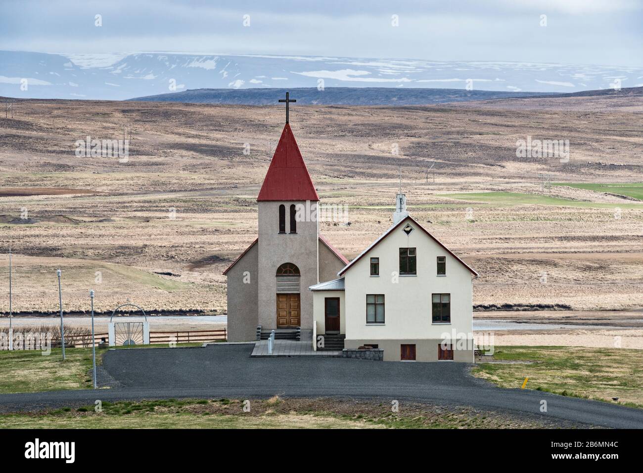 Una piccola chiesa rurale in aperta campagna vicino Hvammstangi nel nord-ovest dell'Islanda Foto Stock