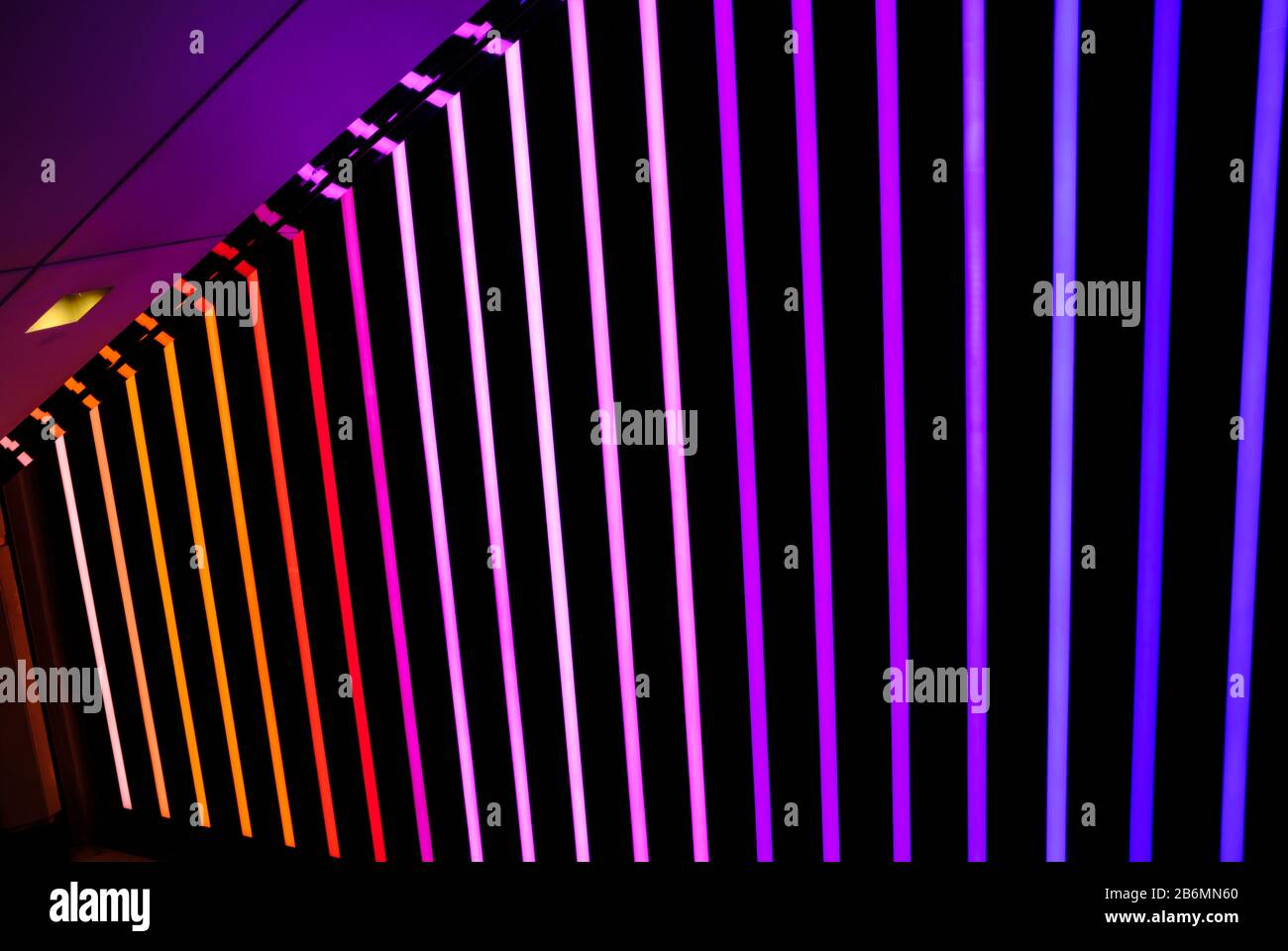 LED illuminato arcobaleno colorato tunnel closeup vista Foto Stock