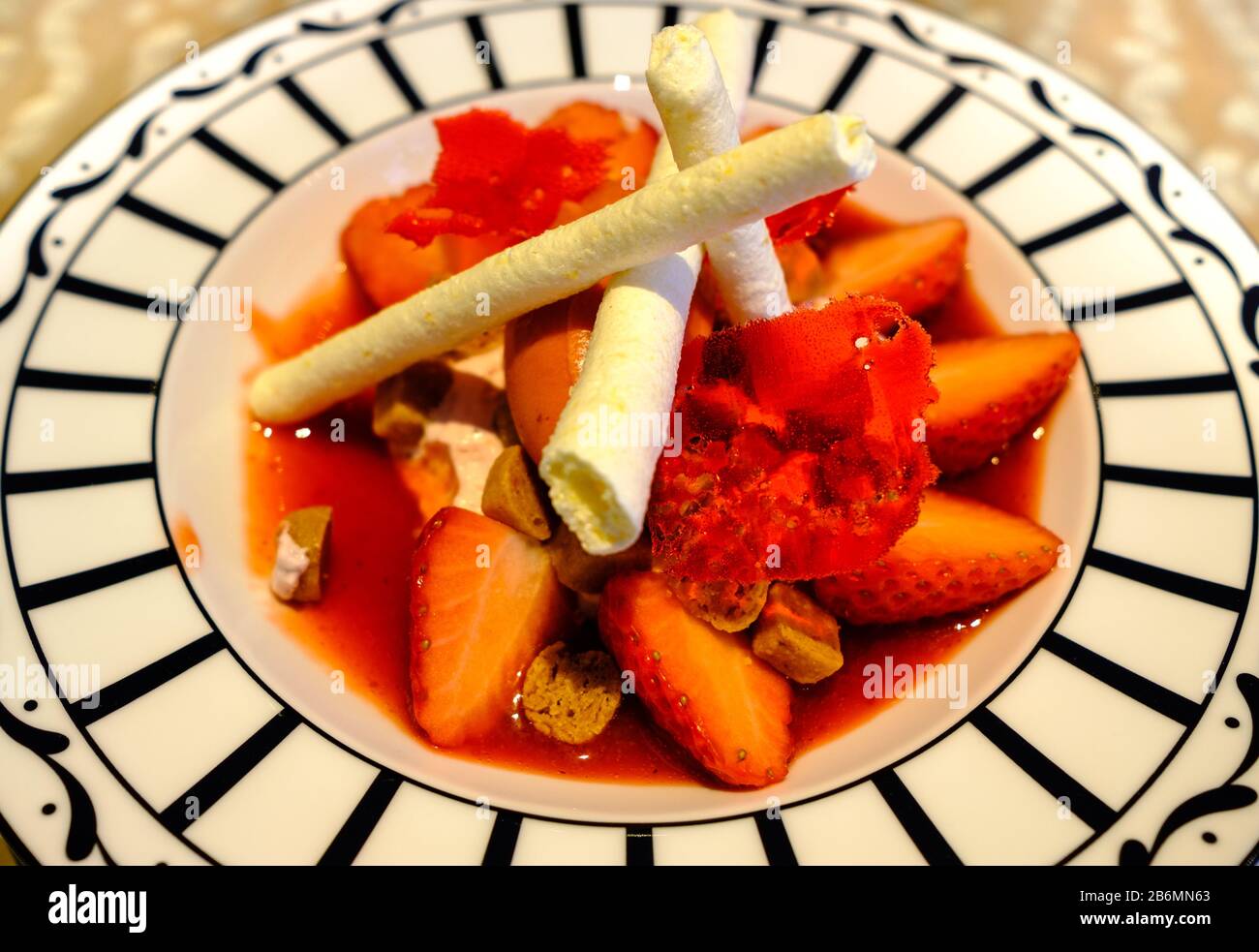 Dessert alla fragola con adesivo al latte su un piatto bianco Foto Stock