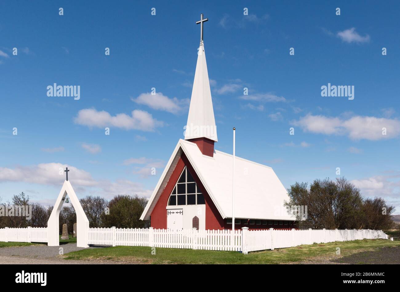 Una piccola e moderna chiesa del villaggio nella campagna intorno a Hvalfjörður, Islanda. Foto Stock