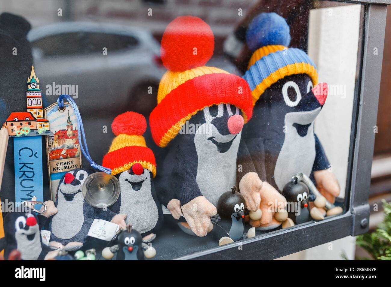 Dicembre 2017, CESKY KRUMLOV, REPUBBLICA CECA: È in vendita il famoso personaggio dei cartoni animati ceco Ktek mole in un negozio di souvenir Foto Stock