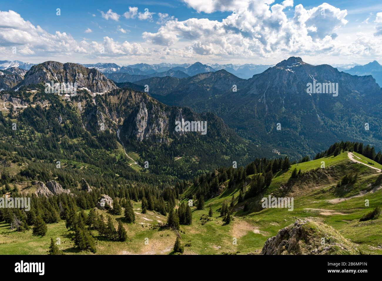 Escursioni e arrampicate sul Tegelberg attraverso la ferrata al Castello di Neuschwanstein nelle Alpi Ammergau vicino Schwangau Foto Stock