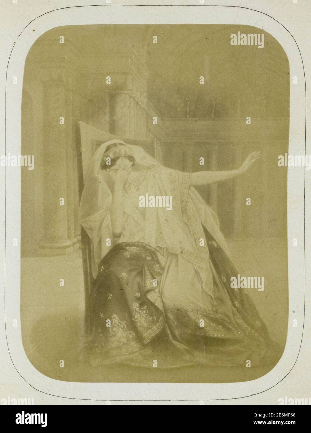 Fotoreproductie schilderij Rachel in de rol van Phedre in Phedre, acte i, scena III Foto Riproduzione pittura Rachel nel ruolo di Phedre in Phedre, atto i, scena III Oggetto tipo : immagine numero articolo: RP-F-F25550-e Produttore : fotografo Henri de la Blanchère Dating: CA. 1850 - ca. 1859 caratteristiche Fisiche stampa albumina: Stampa albume e Foto Stock