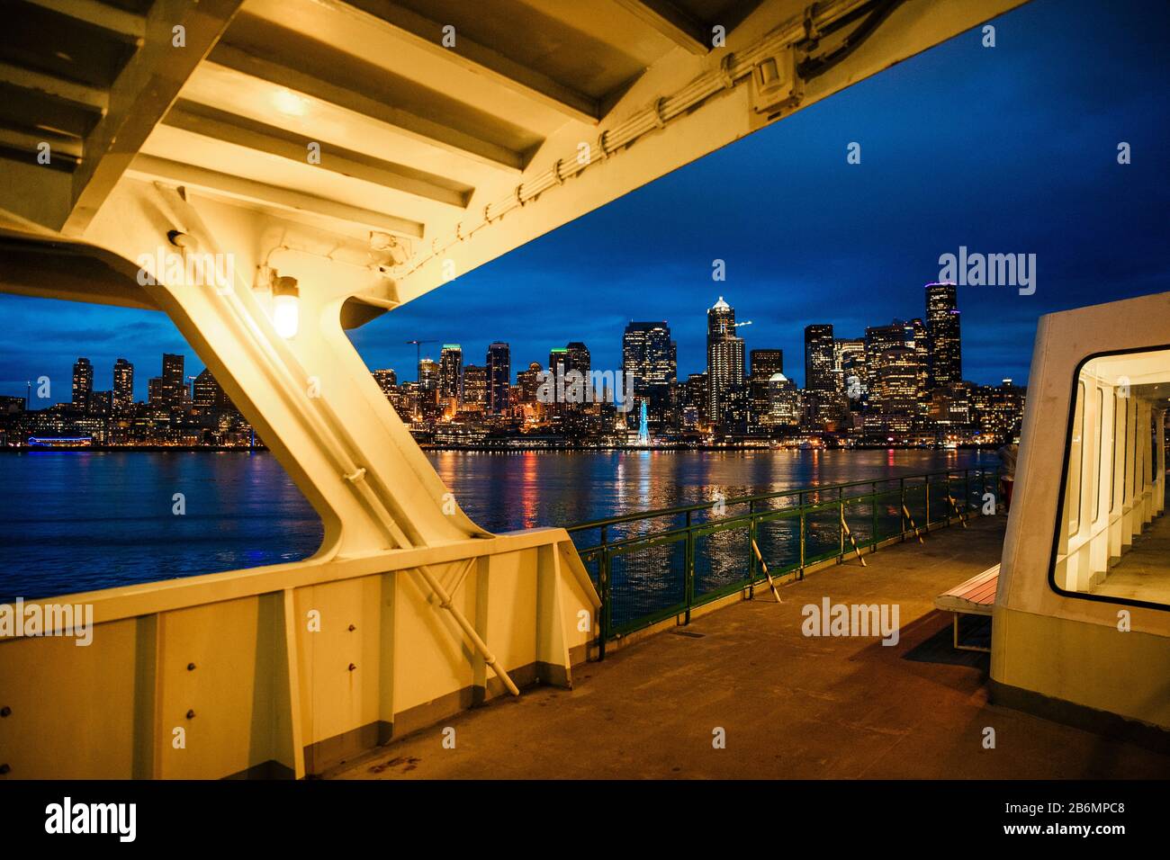 Vista della città di notte dal traghetto, Seattle, Washington, Stati Uniti Foto Stock