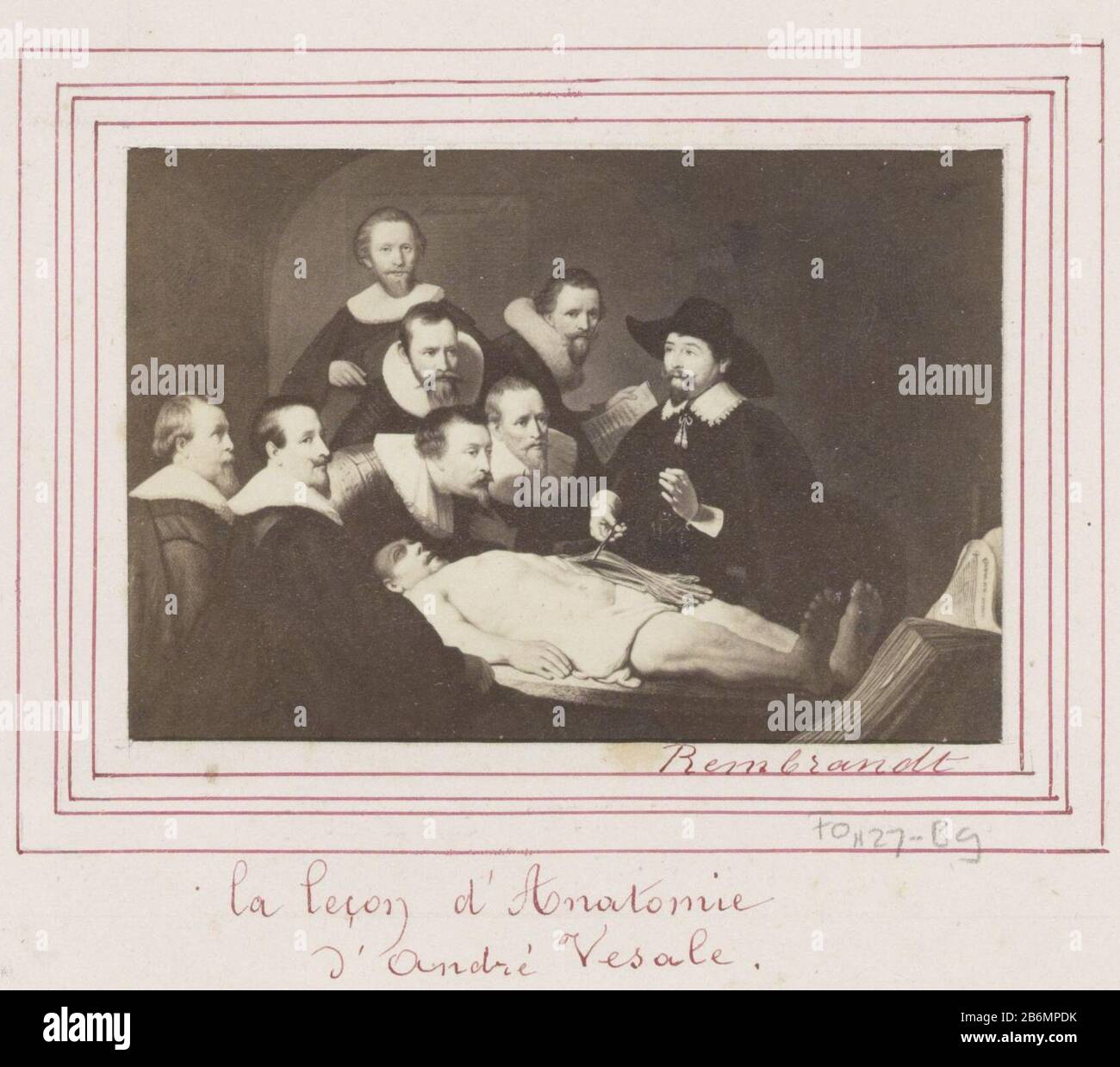 Fotoreproductie van (vermoedelijk) een prent naar het schilderij De anatomische les van Nicolaes Tulp door Rembrandt Parte dell'album con fotografie e litografie visto che: Condizioni nelle città del Nord e del Sud Olanda, dipinti e klederdrachten. Produttore : fotografo: Anonimo da stampare da: Anonimo a dipingere: Rembrandt van Rijn Dating: CA. 1865 - ca. 1875 caratteristiche Fisiche: Albume materiale di stampa: Carta Tecnica: Albume formati di stampa: Mat: H 57 mm × W 84 mm Oggetto: Esame medico, medico, doctorthe cadse Foto Stock