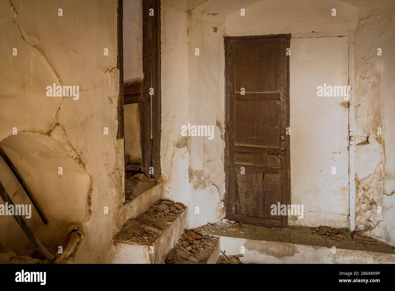 Interno di una casa spagnola abbandonata, con porta visibile. Spagna. Foto Stock