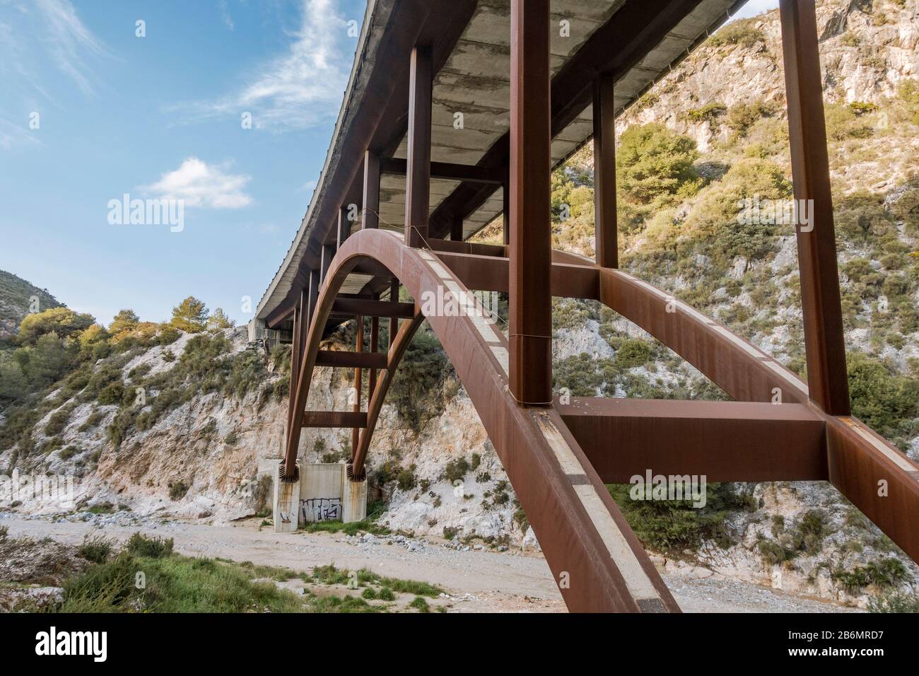 Ponte in acciaio per il traffico stradale su letto di fiume secco, Andalusia, Spagna. Foto Stock