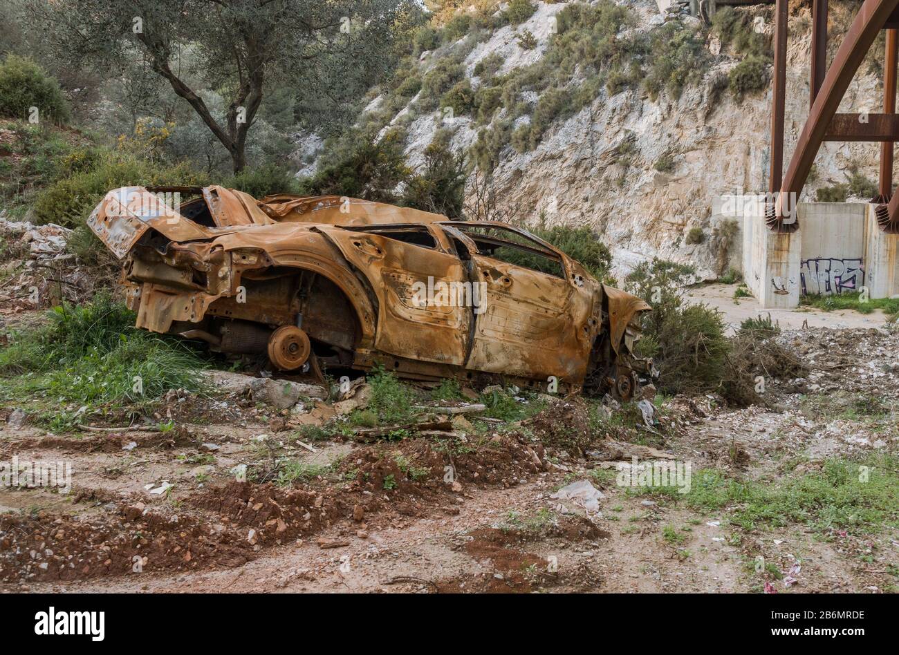 Male abbandonato bruciato fuori macchina a lato della strada, Spagna. Foto Stock