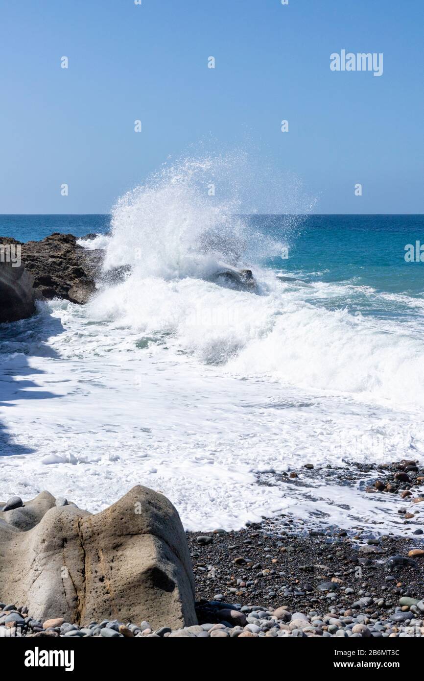 Mari pesanti dell'Atlantico con grandi onde che si infrangono sulle rocce sulla spiaggia di Ajuy sull'isola delle Canarie di Fuerteventura Foto Stock