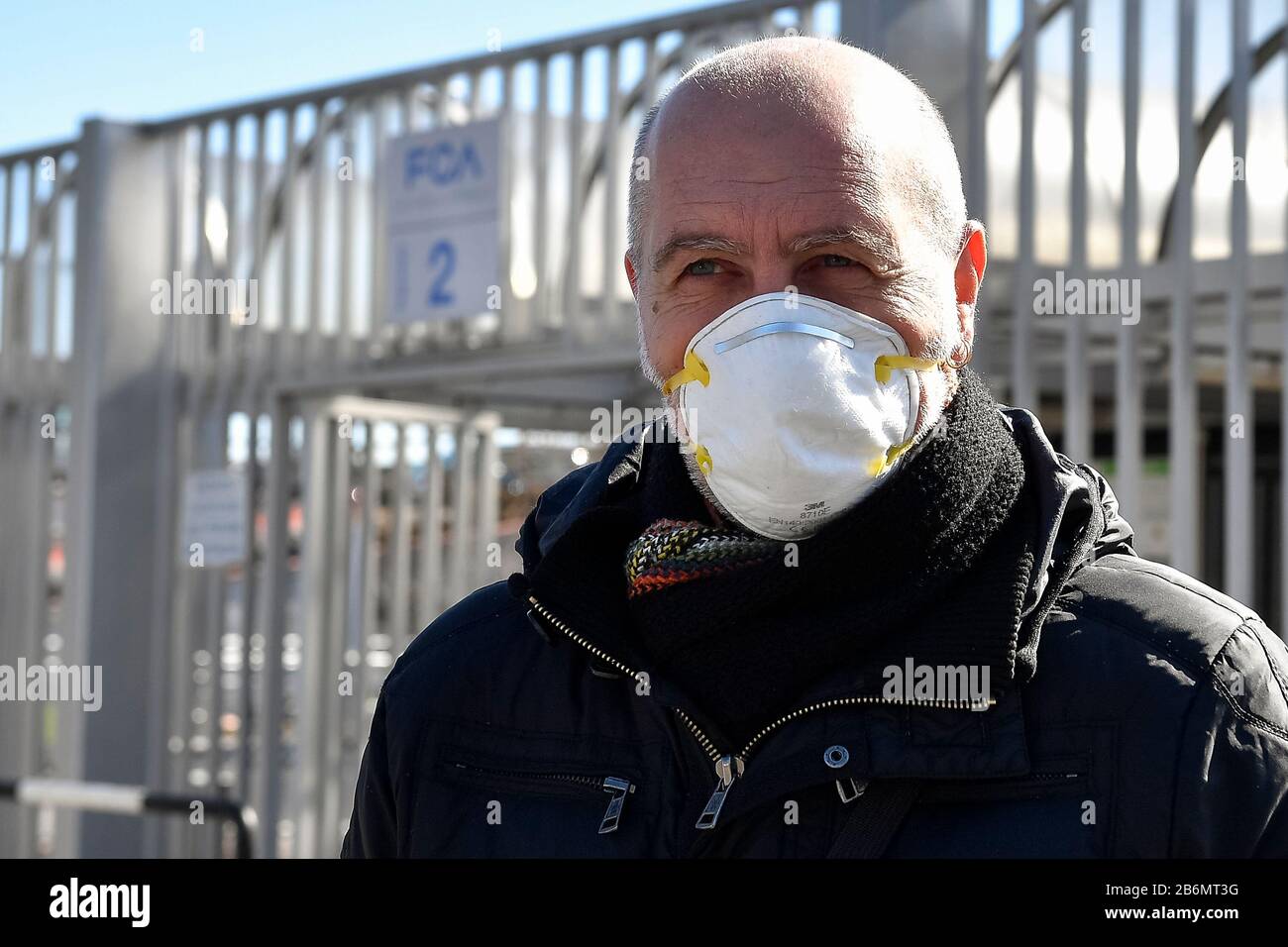 Torino, Italia. 11th Mar, 2020. Torino, ITALIA - 11 marzo 2020: Un operaio dell'FCA che indossa una maschera respiratoria lascia l'impianto automobilistico Fiat Mirafiori. FCA ha temporaneamente chiuso quattro impianti (Pomigliano, Melfi, Sevel di Atessa e Cassino) in tutta Italia per prevenire la diffusione del coronavirus COVID-19. (Foto Di Nicolò Campo/Sipa Usa) Credit: Sipa Usa/Alamy Live News Foto Stock