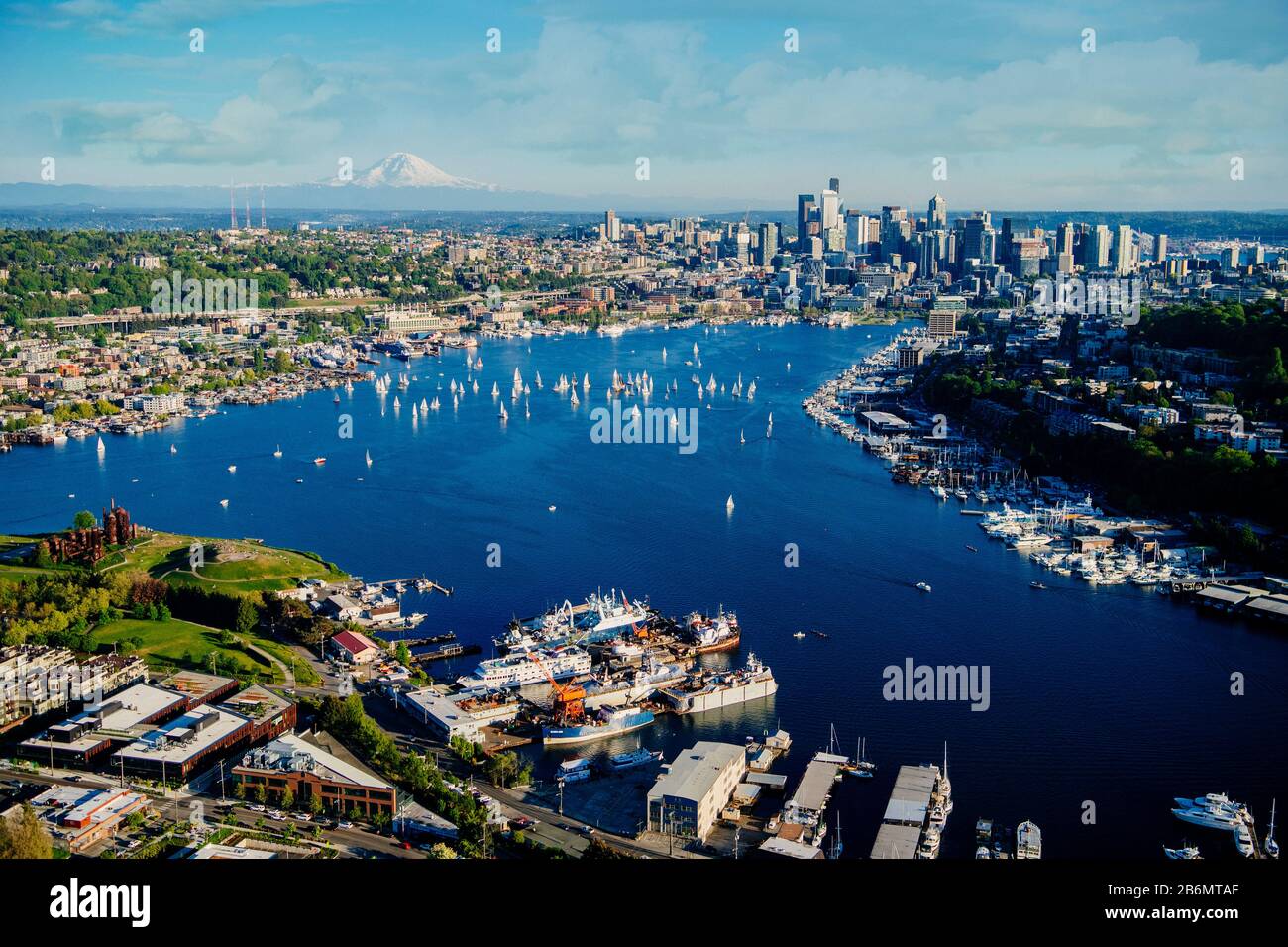Veduta aerea di Eagle Harbour, la città di Seattle e il monte Ranier sullo sfondo, Washington state, USA Foto Stock