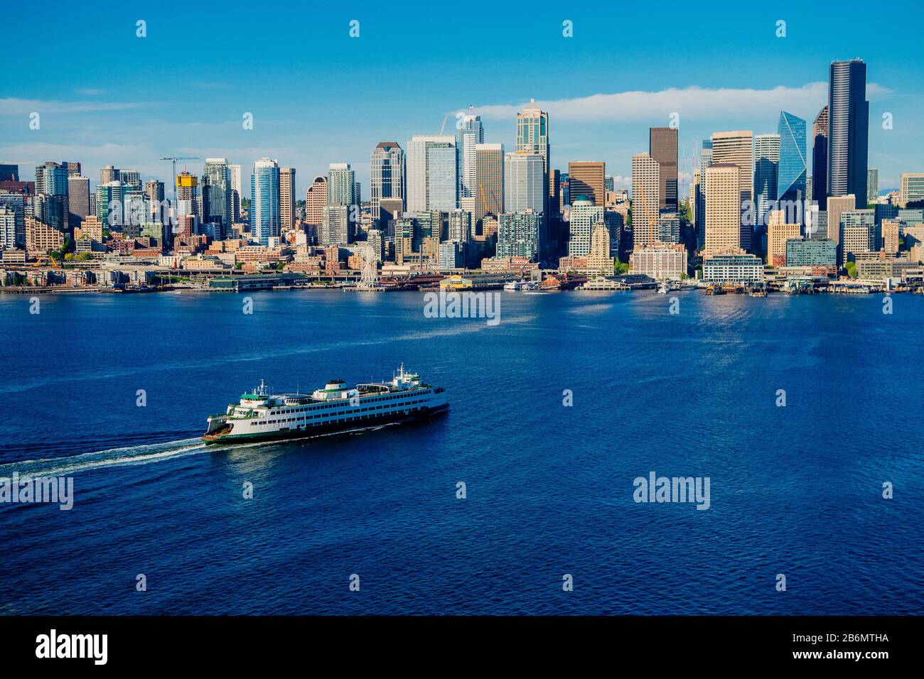 Veduta aerea dello skyline della citta' di Seattle e del traghetto dell'Isola di Bainbridge, Washington state, USA Foto Stock Veduta aerea dello skyline della citta' di Seattle e del traghetto dell'Isola di Bainbridge, Washington state, USA Foto Stock