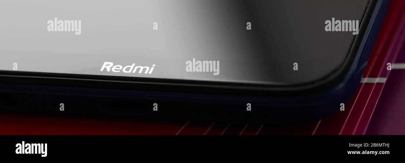 Logo Xiaomi redmi sullo schermo moderno dello smartphone Foto Stock
