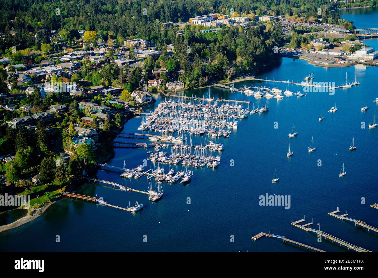 Veduta aerea del porto turistico con barche, Eagle Harbor, Washington state, USA Foto Stock