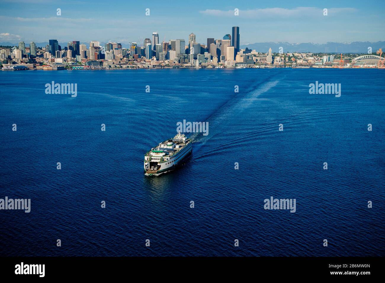 Veduta aerea dello skyline della citta' di Seattle e del traghetto dell'Isola di Bainbridge, Washington state, USA Foto Stock Veduta aerea dello skyline della citta' di Seattle e del traghetto dell'Isola di Bainbridge, Washington state, USA Foto Stock