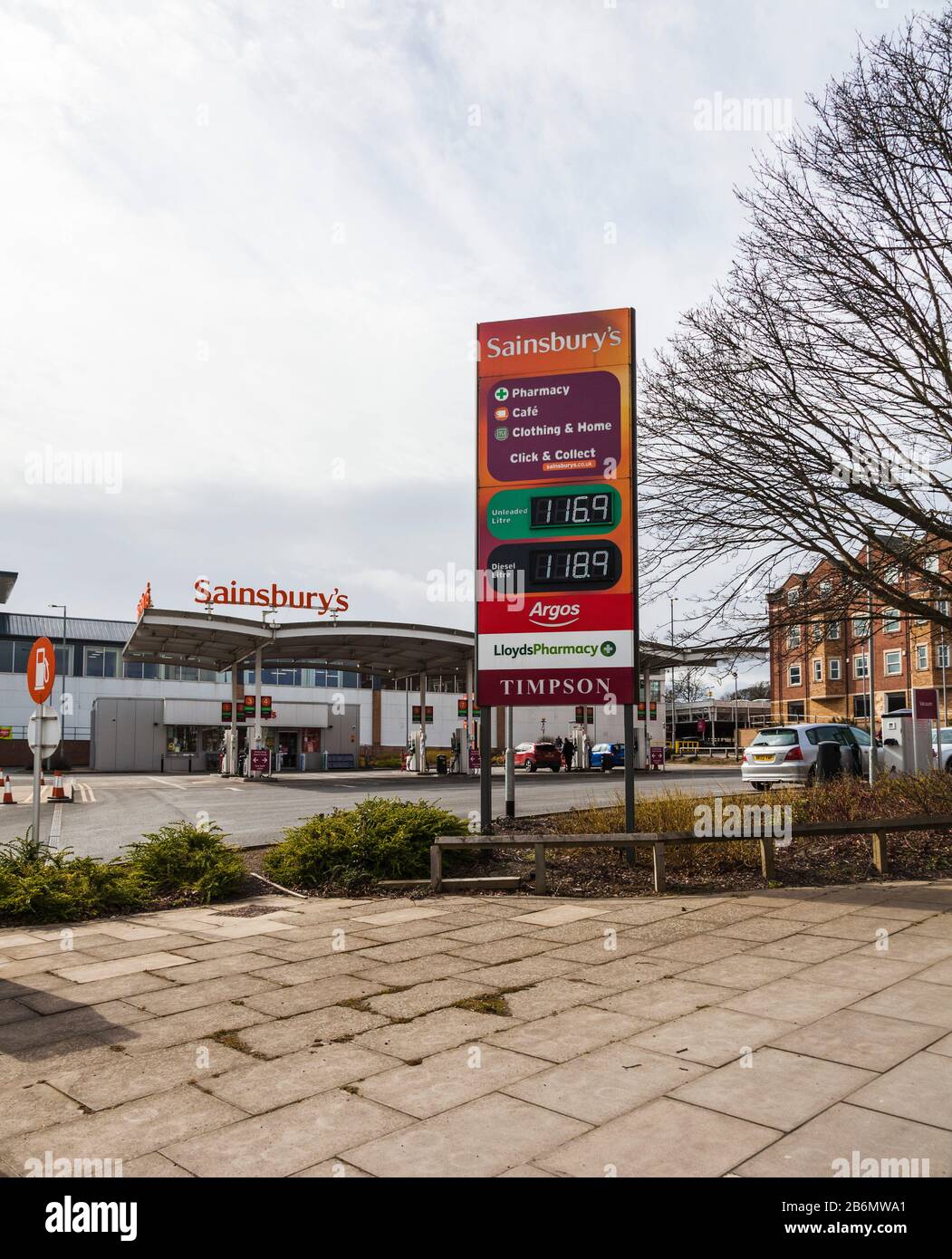 Una vista della benzina / diesel stazione di riempimento e il piazzale antistante al supermercato Sainsbury's in Victoria Road,Darlington Foto Stock