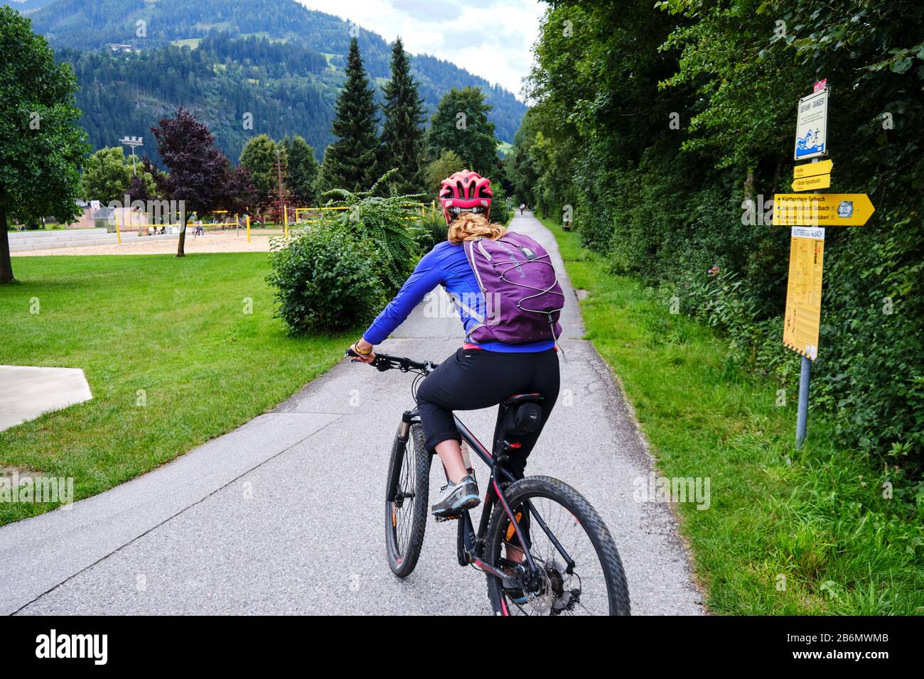 Zillertal, Austria - 20 agosto 2019: Donna su una pista ciclabile nella valle di Zillertal, Austria. Foto Stock