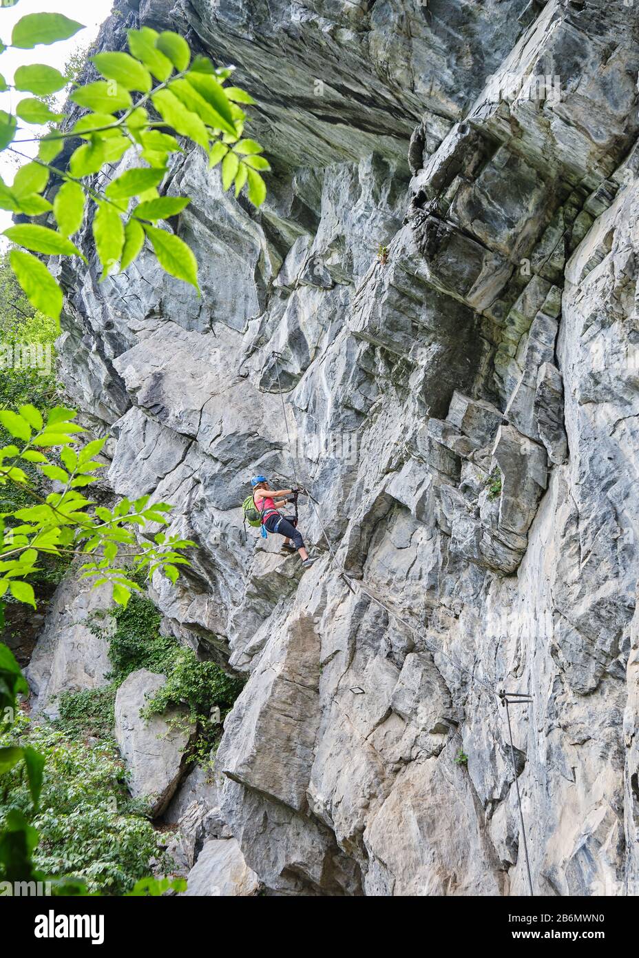 Donna che arrampica impressionanti formazioni rocciose su difficile via ferrata percorso chiamato Zimmereben, vicino Mayrhofen, Zillertal valle, Austria, un itinerario consigliato Foto Stock