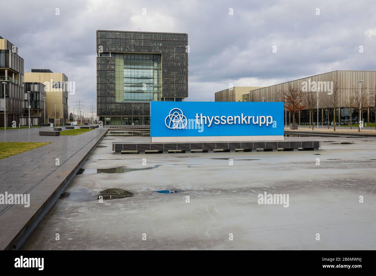 Essen, Ruhr Area, Renania Settentrionale-Vestfalia, Germania - sede della Thyssen-Krupp, quartiere della Thyssen-Krupp con logo aziendale di fronte all'edificio principale Q1 Foto Stock