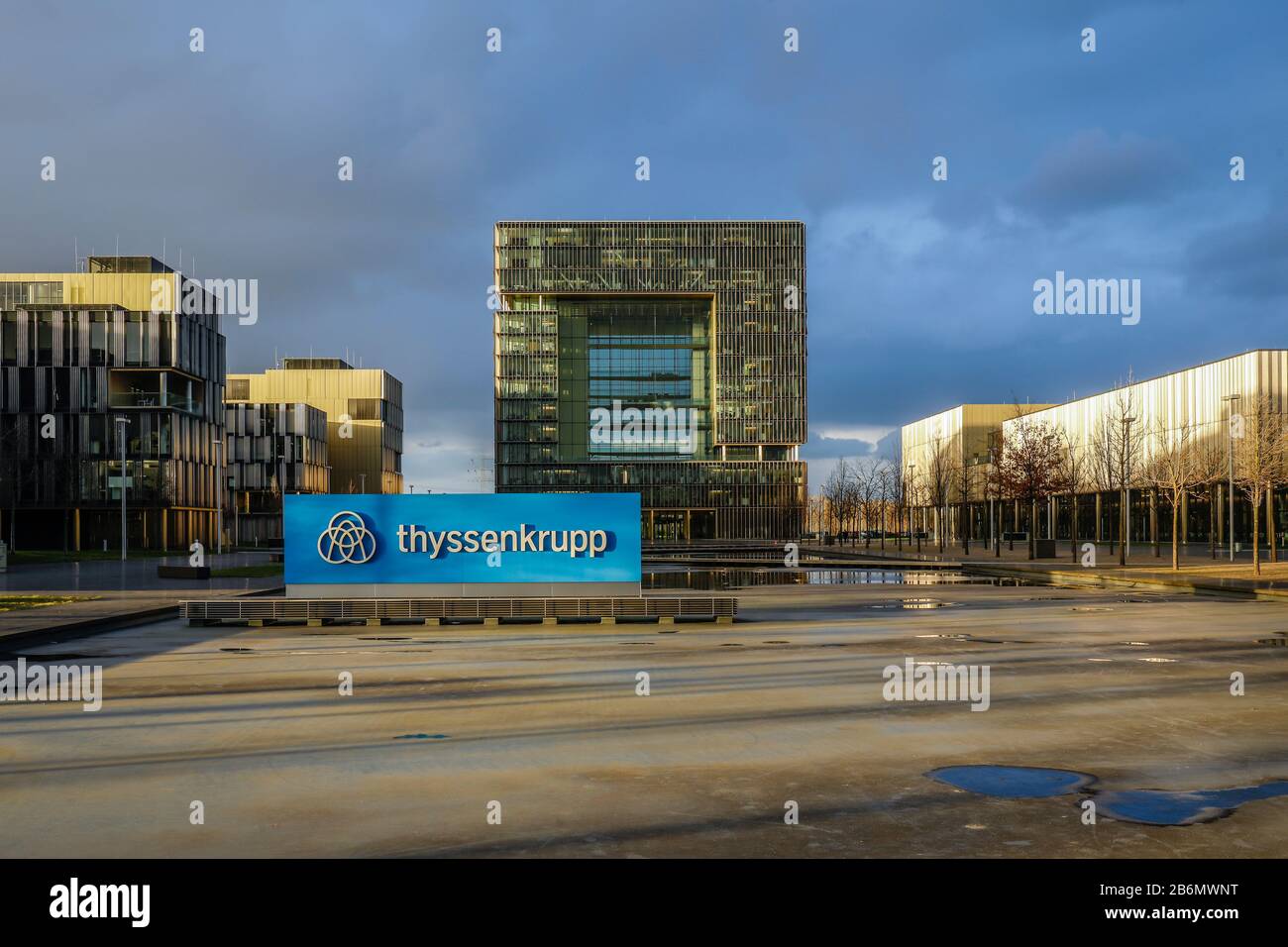 Essen, Ruhr Area, Renania Settentrionale-Vestfalia, Germania - sede della Thyssen-Krupp, quartiere della Thyssen-Krupp con logo aziendale di fronte all'edificio principale Q1 Foto Stock