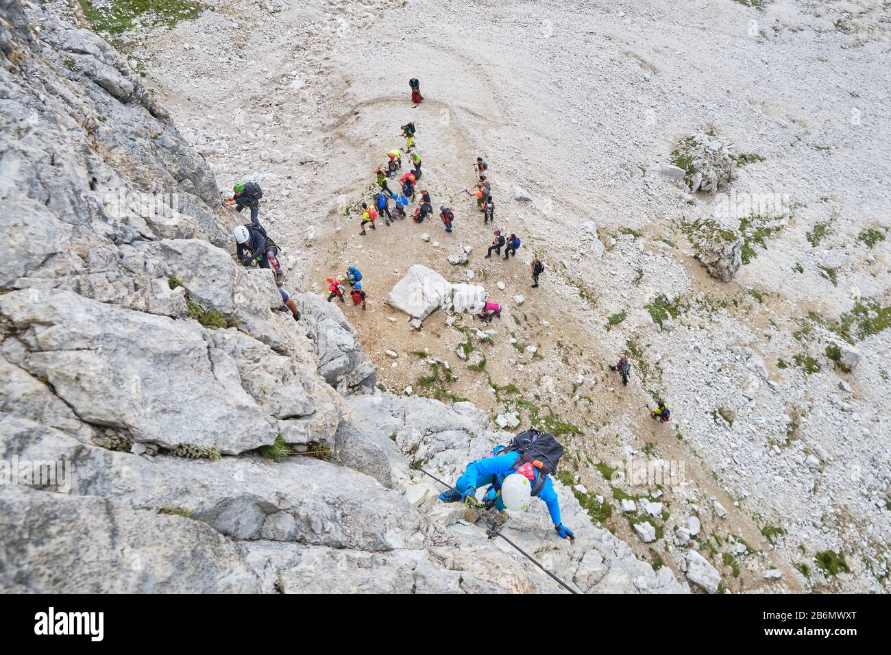 Dolomiti, Italia - 25 agosto 2019: Impegnata via ferrata Via Cezzare Piazzetta, un itinerario classico e popolare tra le Dolomiti. POV della lunga que Foto Stock