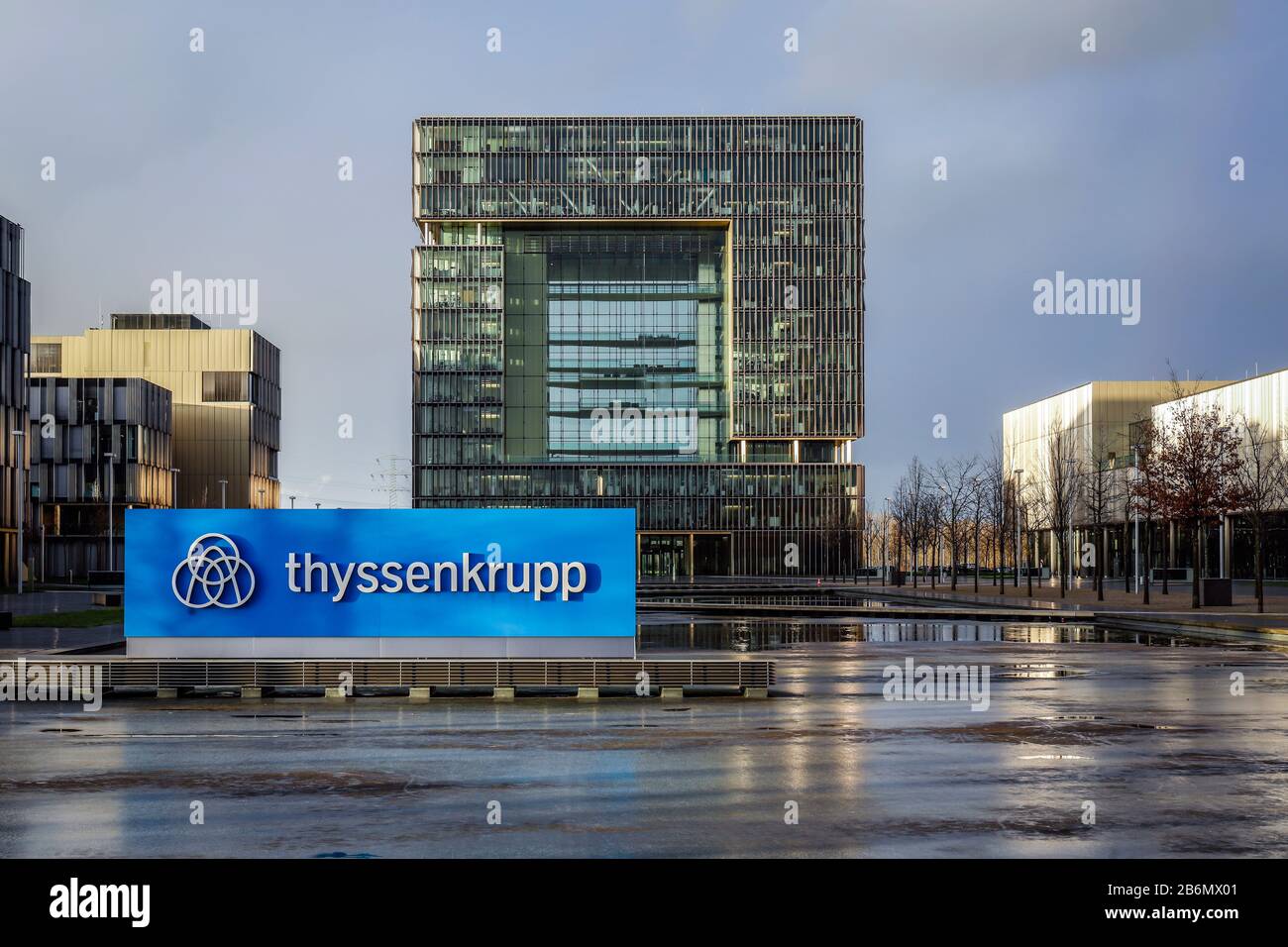 Essen, Ruhr Area, Renania Settentrionale-Vestfalia, Germania - sede della Thyssen-Krupp, quartiere della Thyssen-Krupp con logo aziendale di fronte all'edificio principale Q1 Foto Stock
