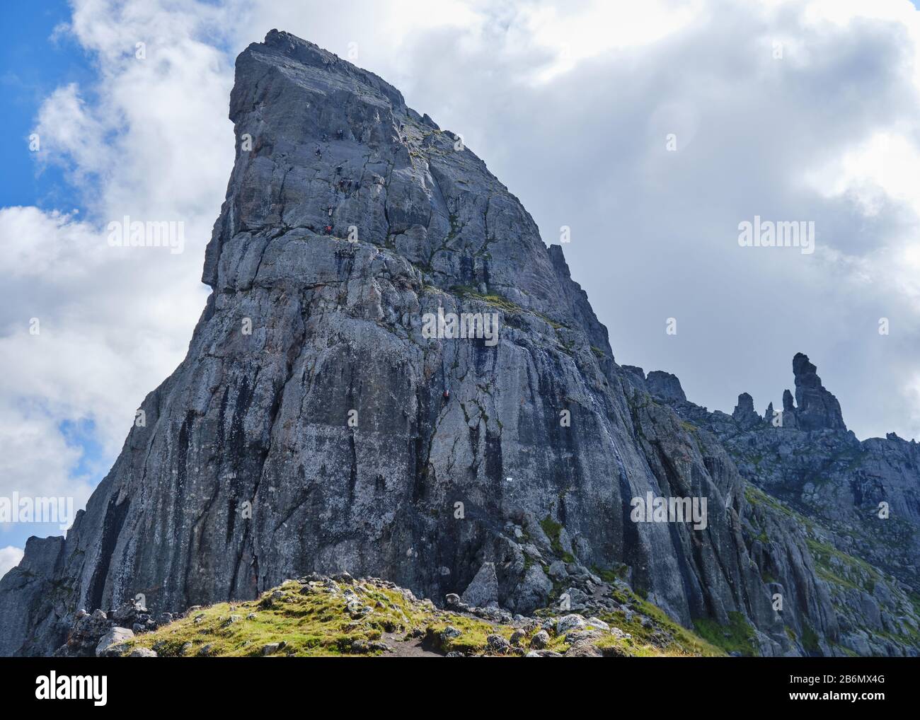 Ripida parete frontale all'inizio di via ferrata delle Trincee (senso delle trincee), Padon Ridge, Dolomiti montagne, Italia. Estate avventura tou Foto Stock