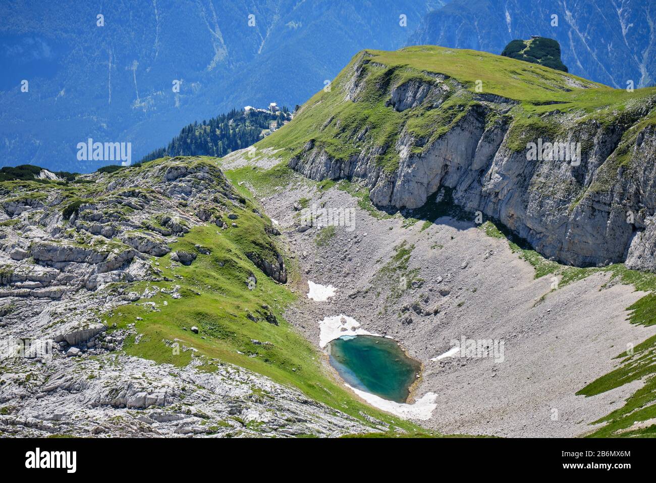 Lago di montagna turchese in Rofan montagne - vista verso Rofan Sailbahn e rifugio Erfurter. Foto Stock