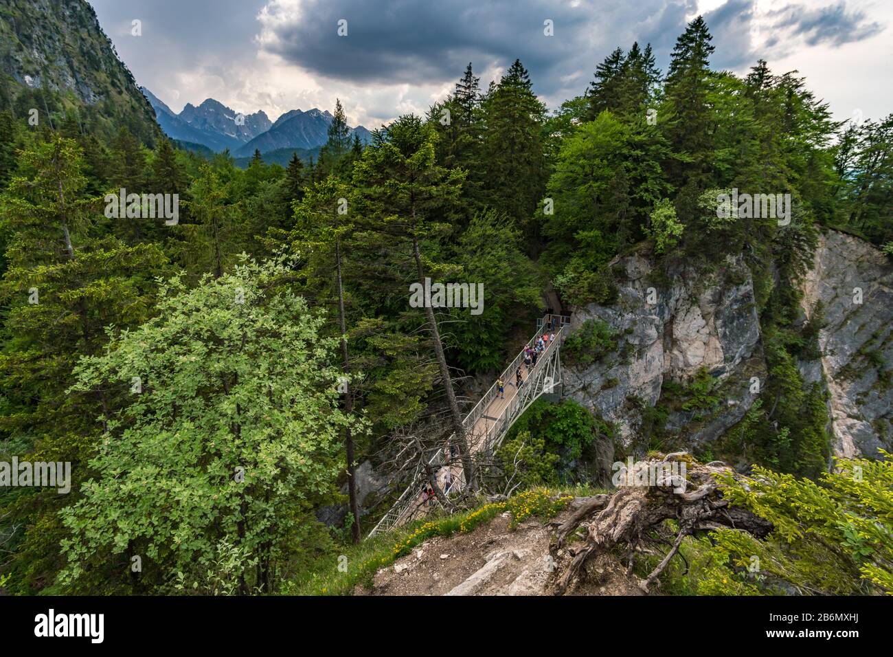 Escursioni e arrampicate sul Tegelberg attraverso la ferrata al Castello di Neuschwanstein nelle Alpi Ammergau vicino Schwangau Foto Stock