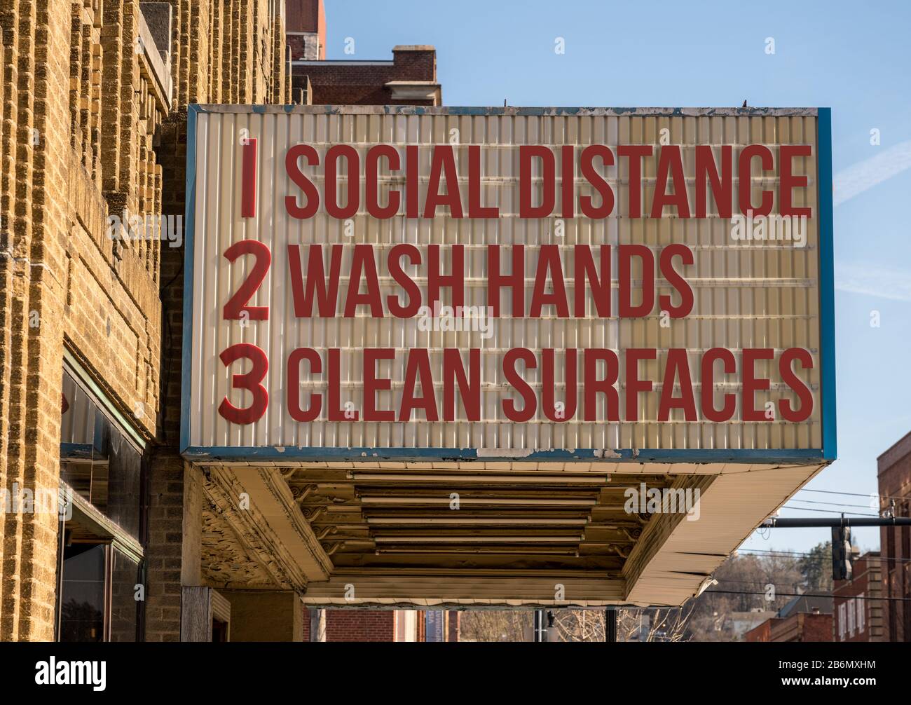 Cinema affissioni con tre regole di base per evitare l'epidemia di coronavirus o Covid-19 di lavarsi le mani, mantenere la distanza sociale e superfici pulite Foto Stock