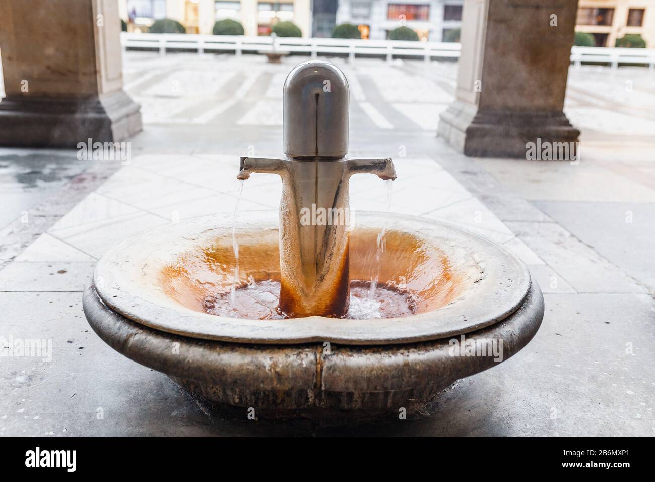 Sorgente termale di minerali caldi nella località di Karlovy Vary Foto Stock
