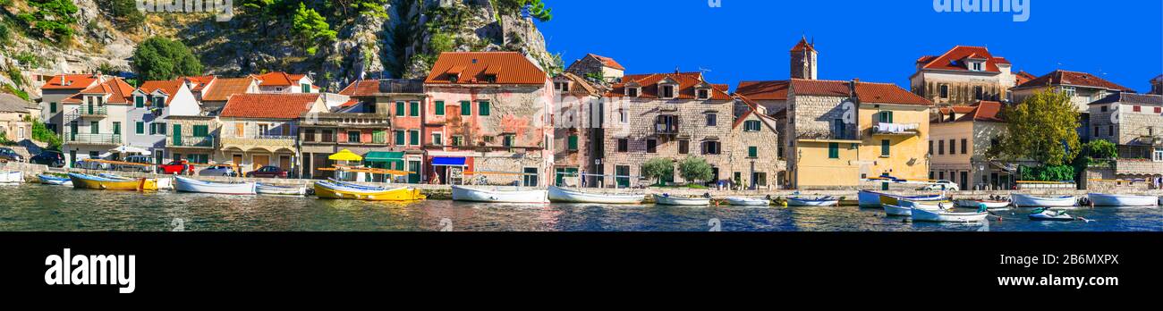 Bella città Omis, vista con case colorate, Dalmazia, Croazia. Foto Stock
