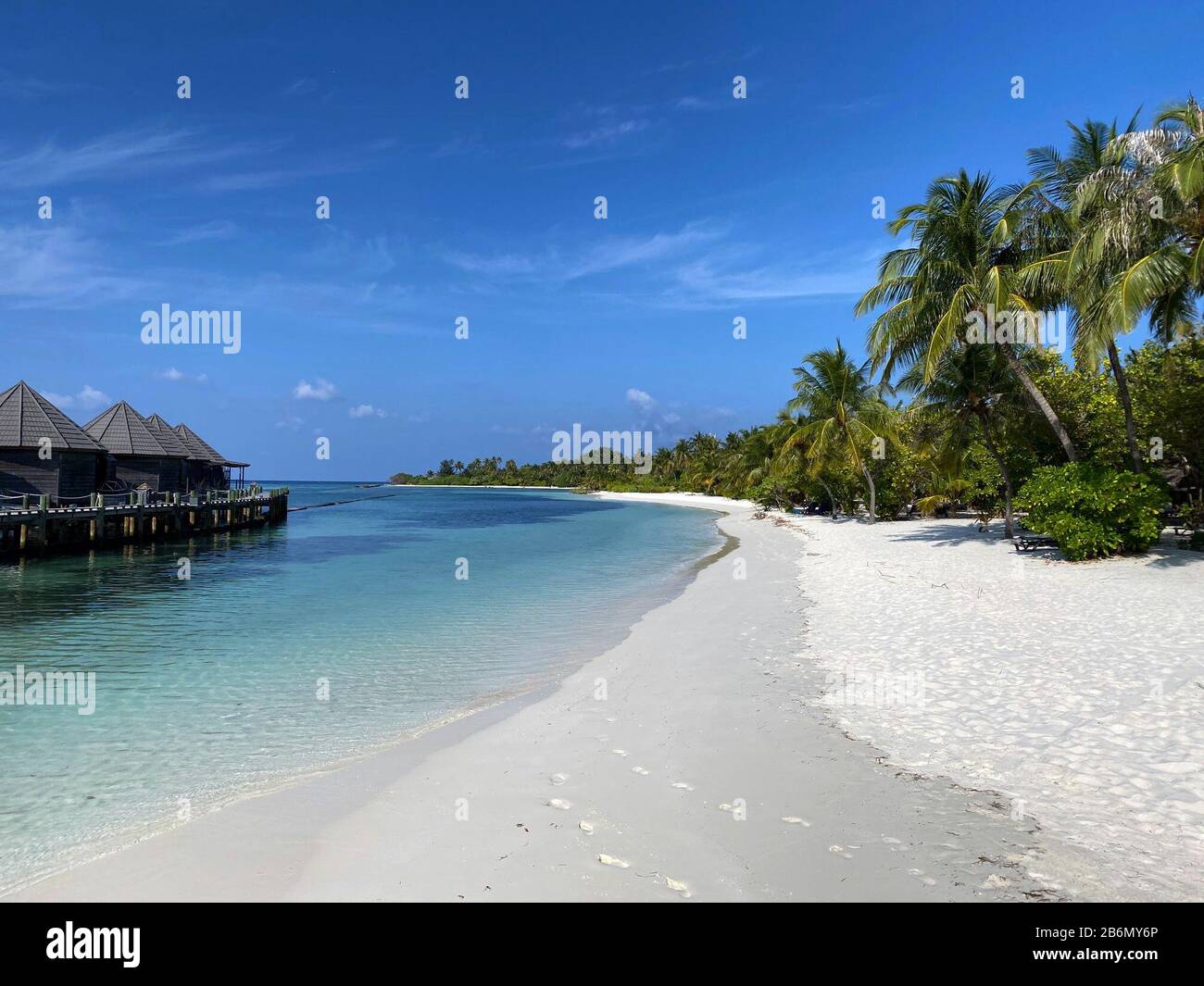 Kuredu, Maldive. 11th Mar, 2020. Le impronte sono visibili sulla spiaggia vuota dell'isola. Almeno cento turisti tedeschi sono attualmente bloccati in hotel di lusso nelle Maldive a causa della epidemia di Covid 19. Dopo casi sospetti, il governo maldiviano aveva temporaneamente chiuso le due isole turistiche Kuredu e Sandies Bathala Island. Gli hotel di entrambe le isole hanno invitato gli ospiti a soggiornare nelle loro cabine o il più lontano possibile da altri ospiti. Credito: Philipp Herder/Dpa/Alamy Live News Foto Stock