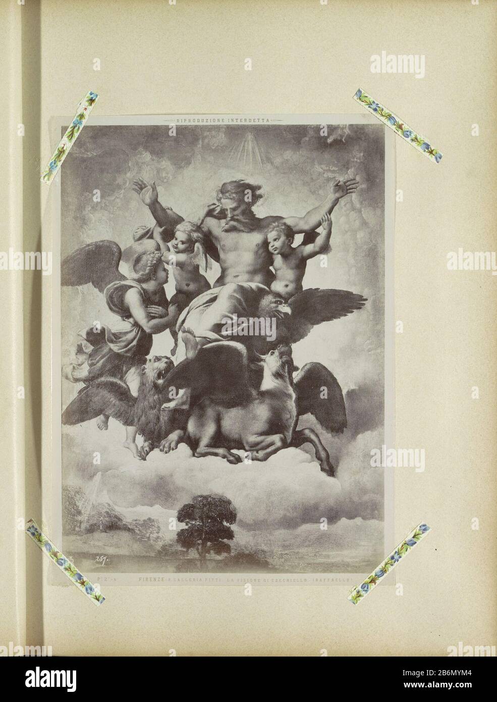 Parte dell'album con registrazioni di review dove: Condizioni nelle città italiane e kunstwerken. Produttore : fotografo: Alinari (possibile) pittura: Raphael Produzione Luogo: Fotografo: Firenze alla pittura: Italia Data: CA. 1860 - ca. 1900 caratteristiche Fisiche: Albume materiale di stampa: Carta Tecnica: Albume dimensioni di stampa: Foto: H 256 mm × W 186 mm Oggetto: Visione di Ezechiele Foto Stock