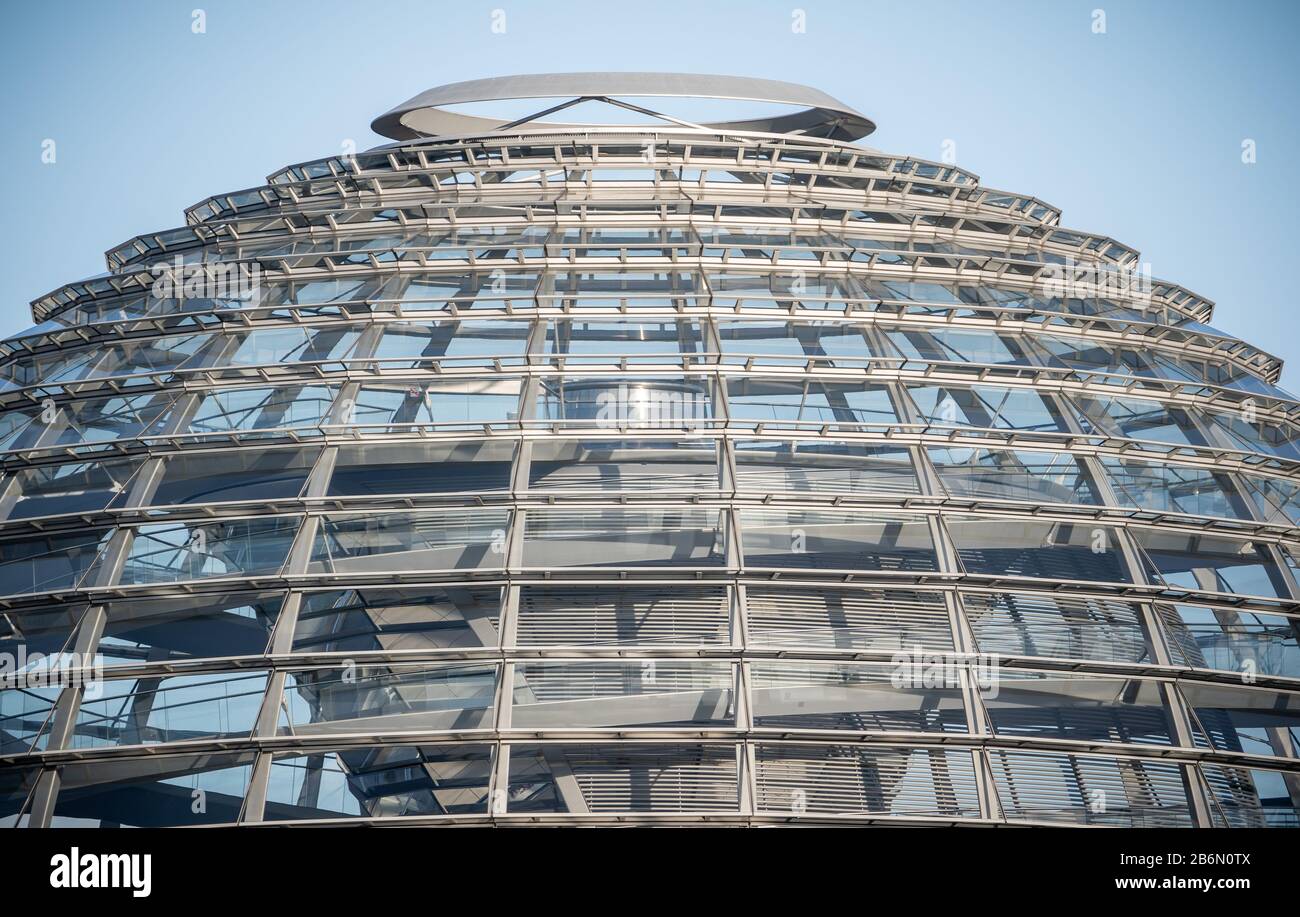 11 marzo 2020, Berlino: La cupola in cima al palazzo del Reichstag, sede del Bundestag tedesco, è deserta dopo essere stata chiusa per i visitatori fino a nuovo avviso. Il motivo di ciò è un'ulteriore prevenzione di possibile infezione da parte del coronavirus. Foto: Michael Kappeler/Dpa Foto Stock