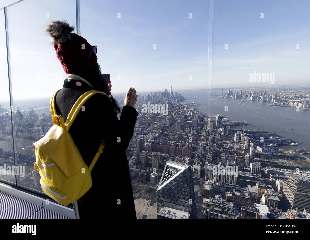 Manhattan, New York, Stati Uniti. 11th Mar 2020. La gente visita le vedute del New Jersey e dello skyline di Manhattan in un'anteprima stampa del ponte aereo Edge nei Cantieri di Hudson a New York, mercoledì 11 marzo 2020. Edge, il ponte sopraelevato all'aperto nell'emisfero occidentale, offre viste impareggiabili a 360 gradi dell'iconico skyline di New York City. Credito: Upi/Alamy Live News Foto Stock