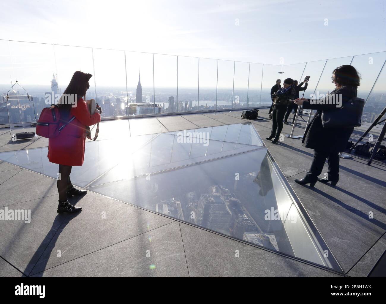 Manhattan, New York, Stati Uniti. 11th Mar 2020. La gente visita le vedute del New Jersey e dello skyline di Manhattan in un'anteprima stampa del ponte aereo Edge nei Cantieri di Hudson a New York, mercoledì 11 marzo 2020. Edge, il ponte sopraelevato all'aperto nell'emisfero occidentale, offre viste impareggiabili a 360 gradi dell'iconico skyline di New York City. Credito: Upi/Alamy Live News Foto Stock