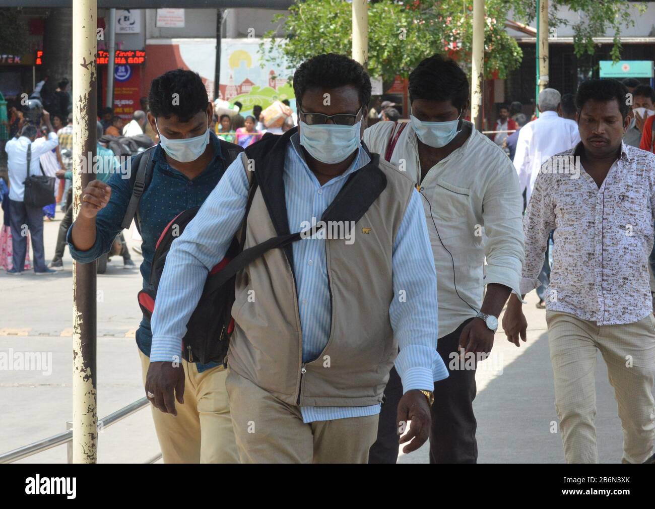 Bangalore, India. 11th Mar, 2020. Indiani che indossano maschere arrivano alla stazione ferroviaria di Bangalore, India, 11 marzo 2020. Il numero di casi di infezione da COVID-19 in India è salito a 60, i funzionari del ministero federale della salute dell'India ha detto Mercoledì. Credit: Str/Xinhua/Alamy Live News Foto Stock