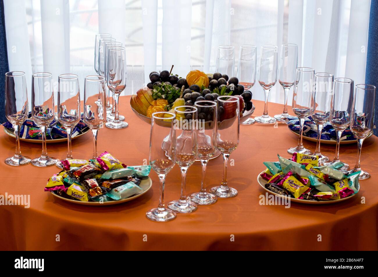 Bicchieri per champagne, pieni e vuoti, in piedi sul tavolo e aspettare i loro proprietari. Foto Stock