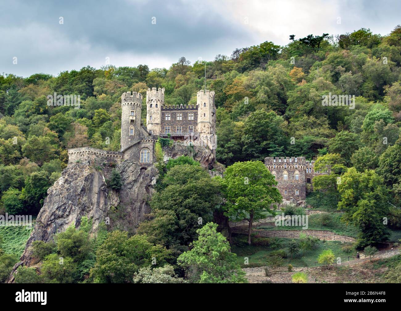 Sul fiume Reno, il castello fu costruito nel 1316/1317. Il Castello di Rheinstein era importante per la sua posizione strategica. Foto Stock