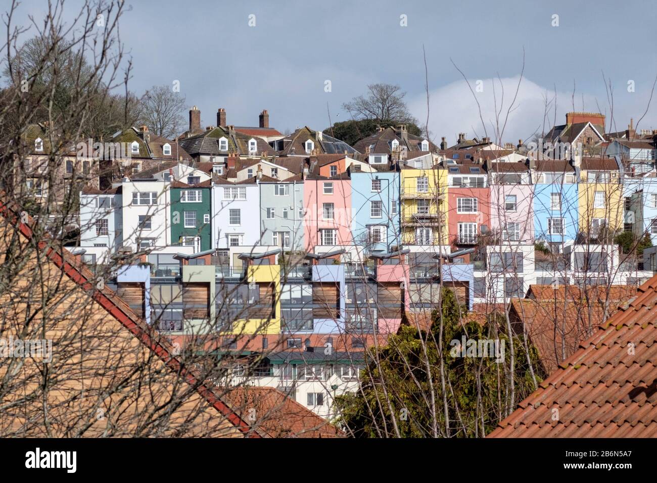 Colorfull Bristol Houses in Clifton Wood e Hotwells come visto dalla sponda meridionale del fiume Avon, Bristol UK Foto Stock