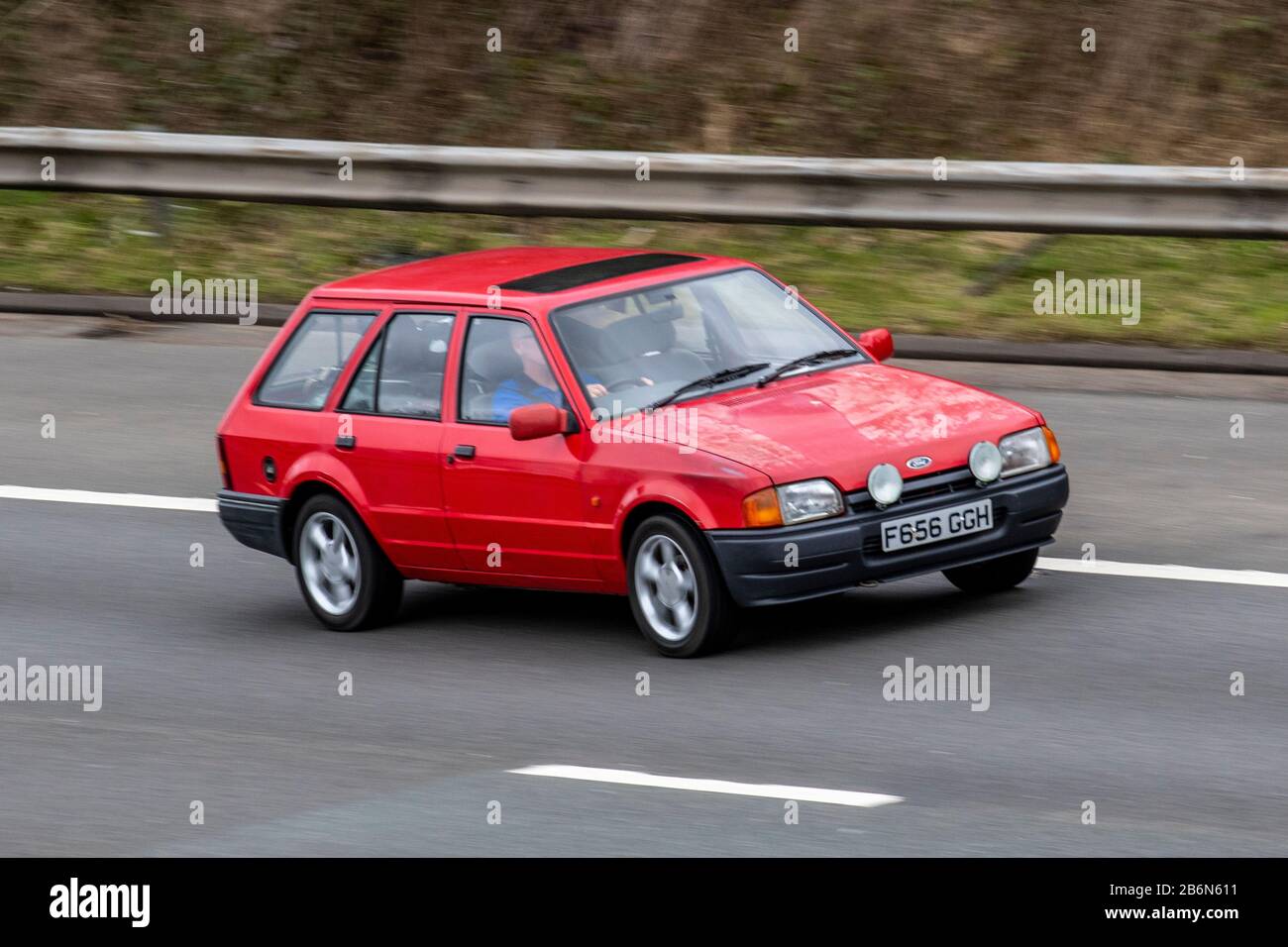 Ford Escort L 5spdl estate anni '1989 80; traffico veicolare nel Regno Unito, trasporti, veicoli britannici, berline, veicoli in movimento sfocati, veicoli, strade, motori, automobilisti sull'autostrada M6 Foto Stock