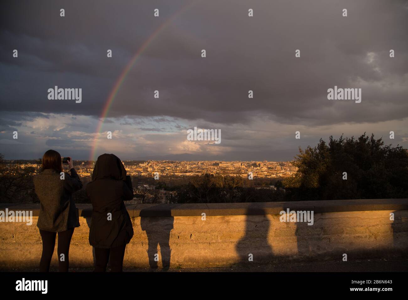 Rainbow sulla città di Roma dalla terrazza di Gianicolo a Roma, Italia, il 7 marzo 2020. Colori e luci nelle ultime ore di luce del giorno a Piazzale Garibaldi, sulla collina del Gianicolo, a Roma, durante i giorni dell'epidemia di Covid-19 che colpisce l'Italia e l'Europa (Foto di Matteo Nardone / Pacific Press/Sipa USA) Foto Stock