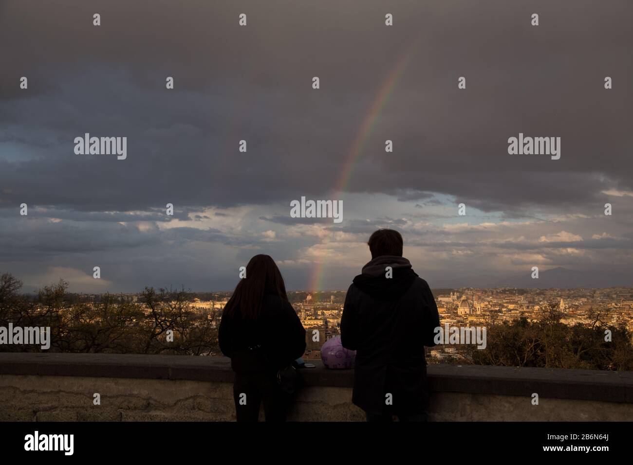 Rainbow sulla città di Roma dalla terrazza di Gianicolo a Roma, Italia, il 7 marzo 2020. Colori e luci nelle ultime ore di luce del giorno a Piazzale Garibaldi, sulla collina del Gianicolo, a Roma, durante i giorni dell'epidemia di Covid-19 che colpisce l'Italia e l'Europa (Foto di Matteo Nardone / Pacific Press/Sipa USA) Foto Stock