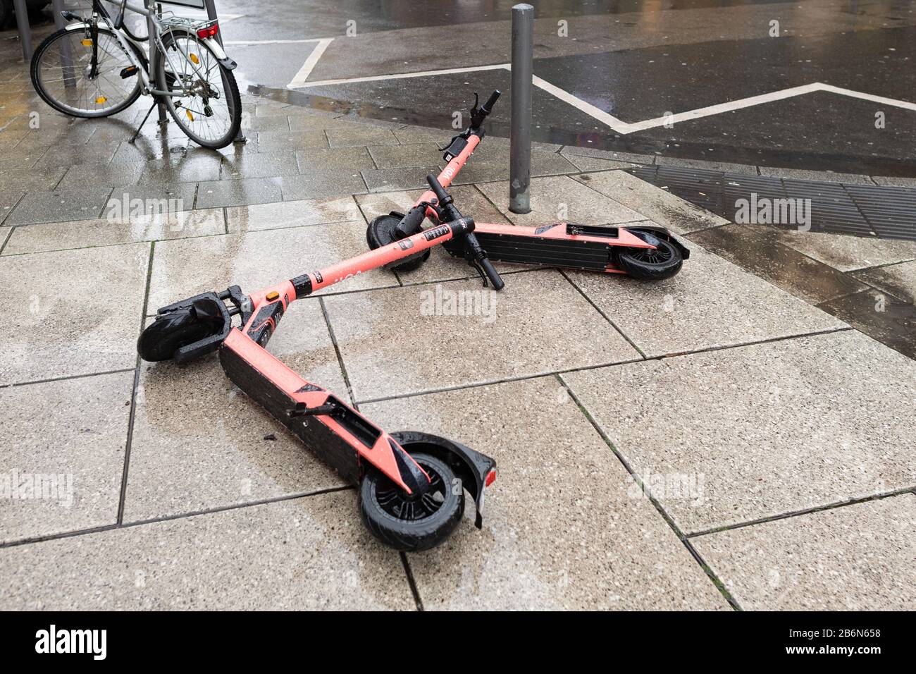 Voi e scooters scaricati su Frankfurt Street creando un pericolo di viaggio, Germania Foto Stock